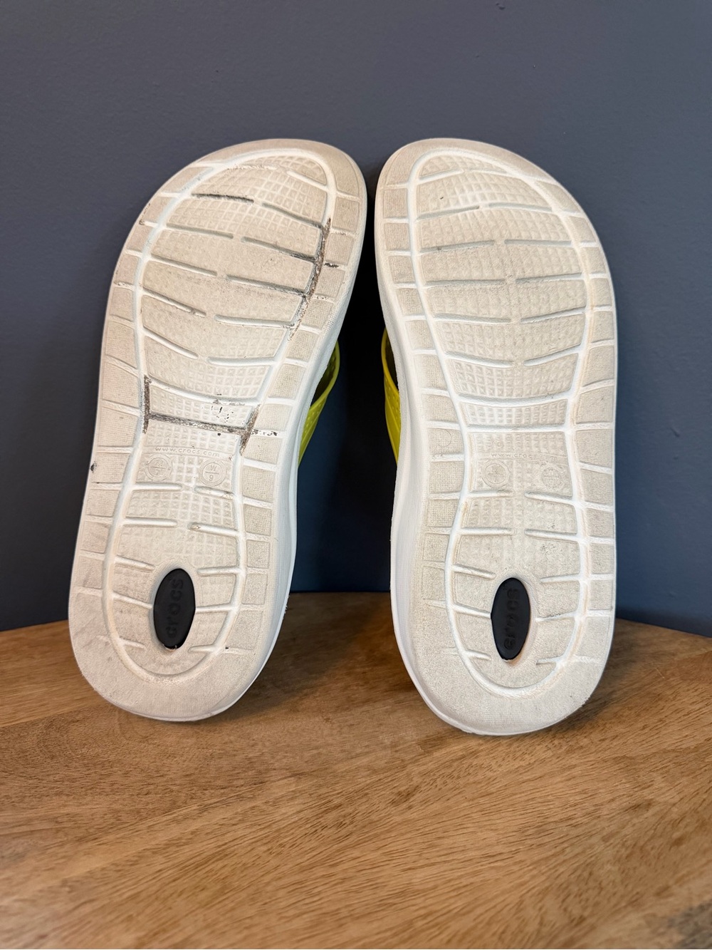 Crocs Unisex Neon Green/Black/White Flip Flop Sandals. Size Men 7 / Women 9. - Picture 7 of 8